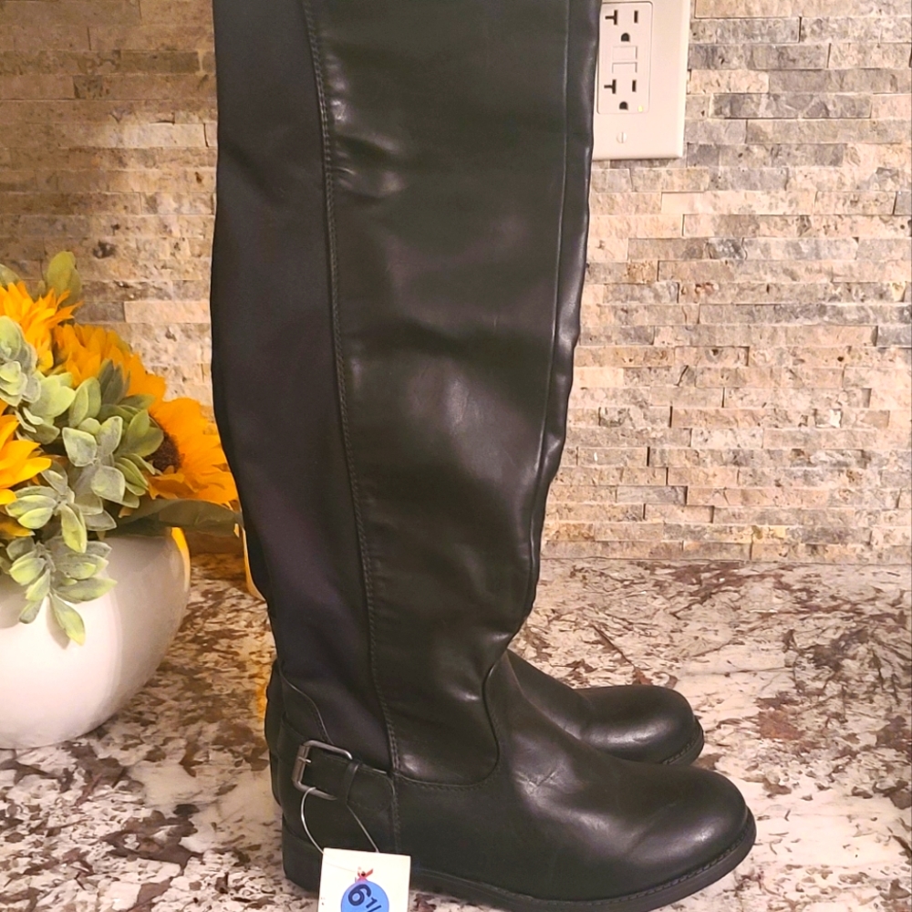BLACK BOOTS